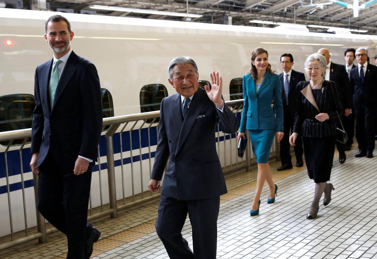 Letizia Ortiz con traje verde junto a los Emperadores de Japón