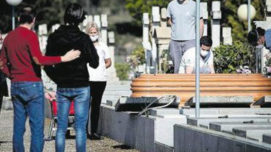 Un entierro durante la pandemia en Ourense.