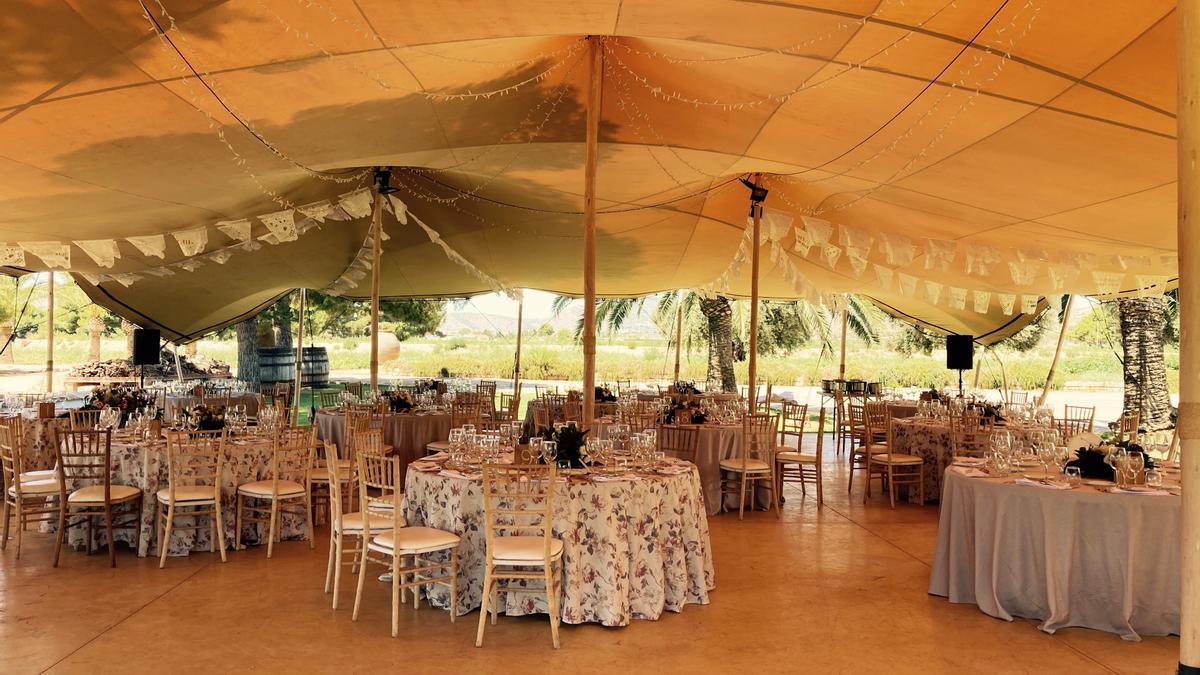 Para los eventos al aire libre tienen preparada una carpa beduina de diseño propio