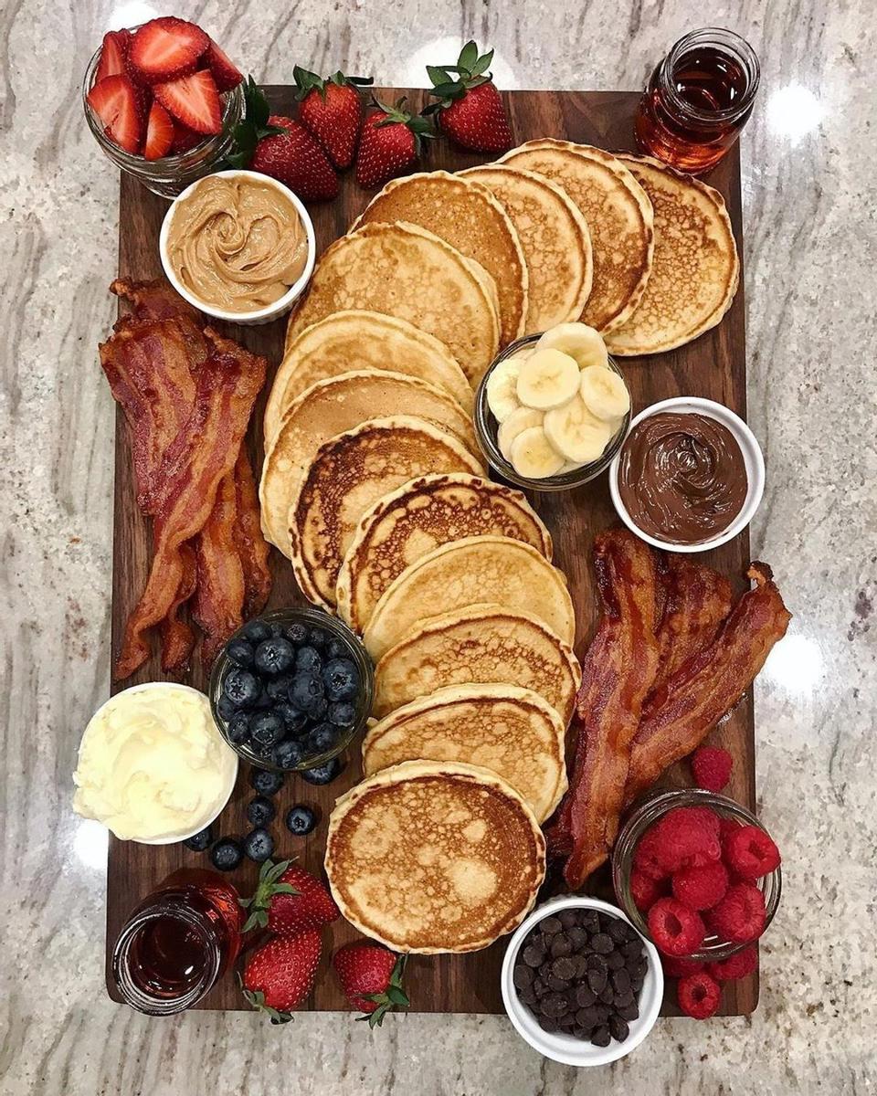 Tabla de desayuno con tortitas y tiras de bacon