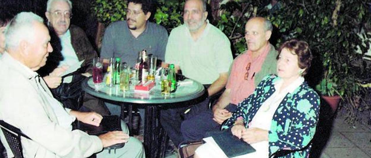 Manuel González Sosa, a la izquierda, con Margarita Sánchez Brito, Luis García de Vegueta, Guillermo Perdomo, Alberto Álamo, Antonio Henríquez y Calaya Argüello en la terraza del Hotel Madrid.    | LP/DLP