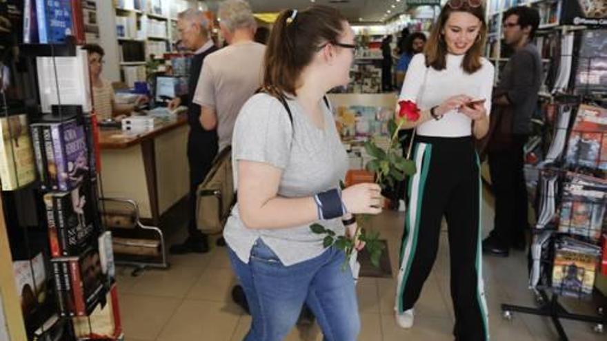 Los clientes de las librerías se llevaron ayer una rosa.