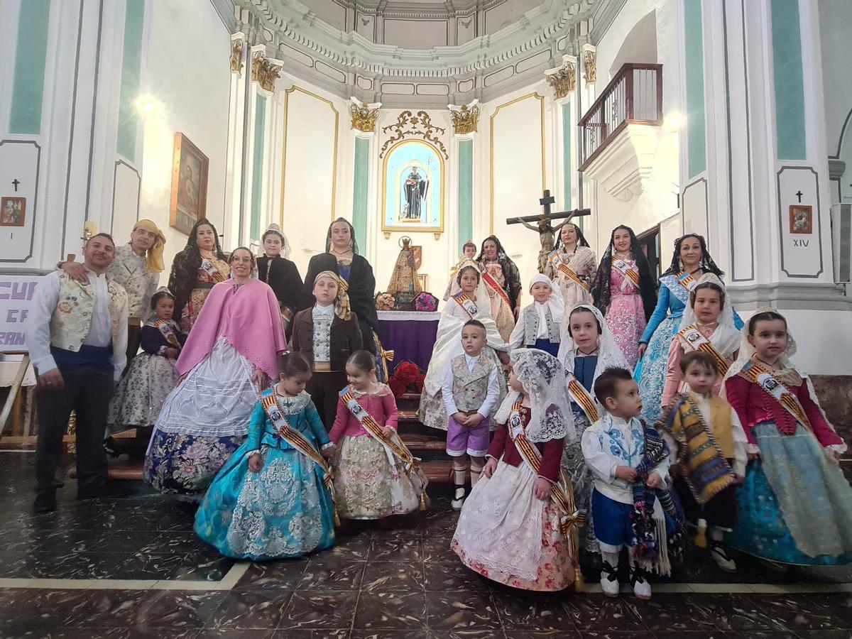 La comisión, tras la ofrenda a la Virgen.