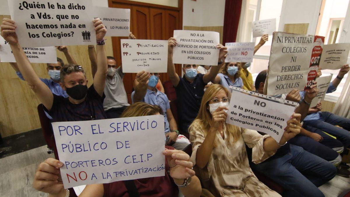 Los porteros de los colegios públicos protestaron en el último pleno de Córdoba.