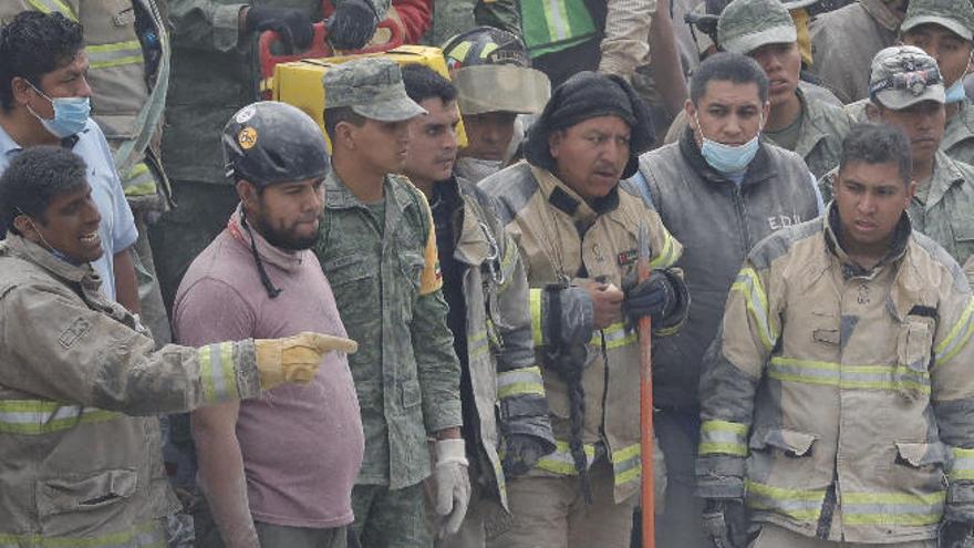 México se afana en el rescate de víctimas