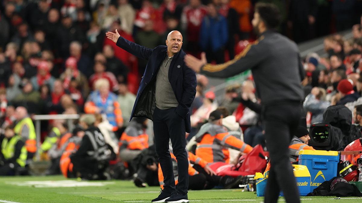 Slot señala el polémico primer gol del United: "Nunca nos tiramos al suelo"