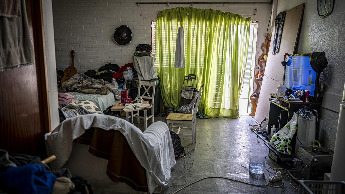 Una de las habitaciones interiores habitadas del antiguo instituto B-9 de Badalona, ocupado desde hace meses