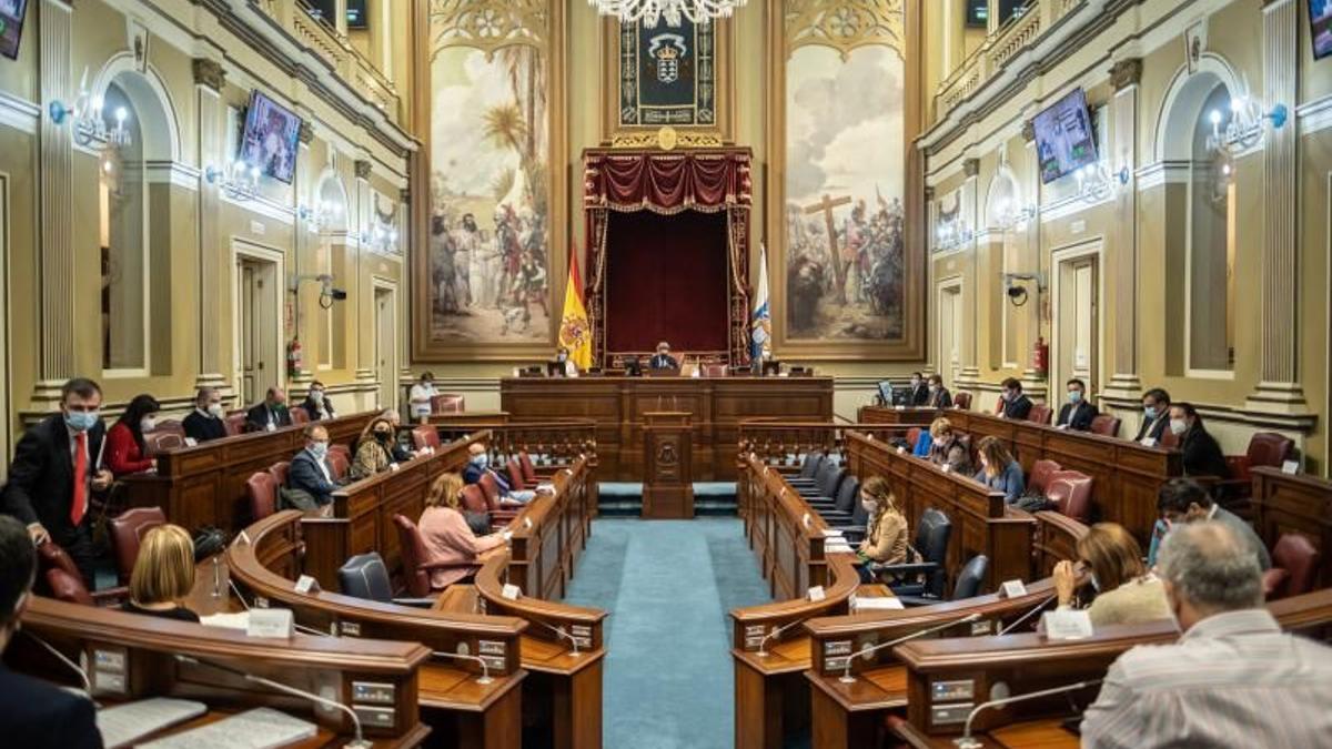 El Parlamento canario pide cuentas bancarias gratuitas para personas vulnerables