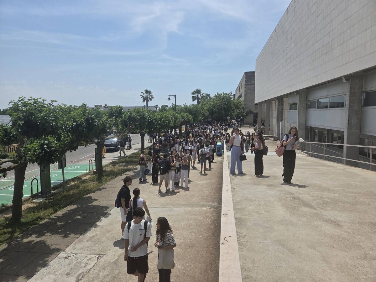 Arranca una Selectividad en la UIB marcada por los detectores de móviles y los nervios de casi 5.000 alumnos