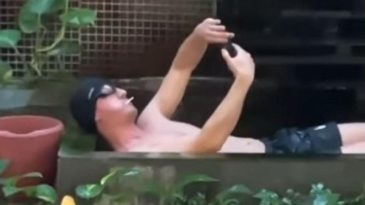 Un joven en albornoz irrumpe en la Conchi y se baña en la fuente de la planta baja
