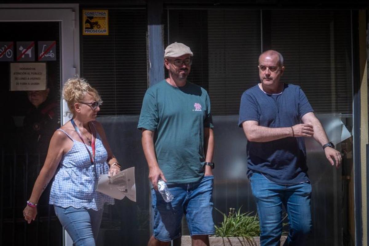Los excursionistas que socorrieron a Jonhatan Andic, a su salida de los juzgados de Martorell.