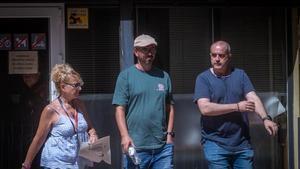 Los excursionistas que socorrieron a Jonhatan Andic, a su salida de los juzgados de Martorell.