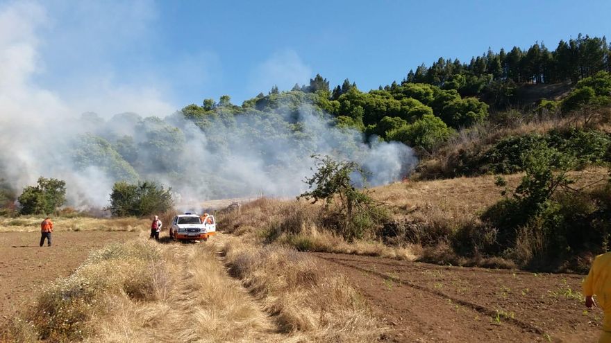 Labores de extinción del conato de incendio en Valleseco