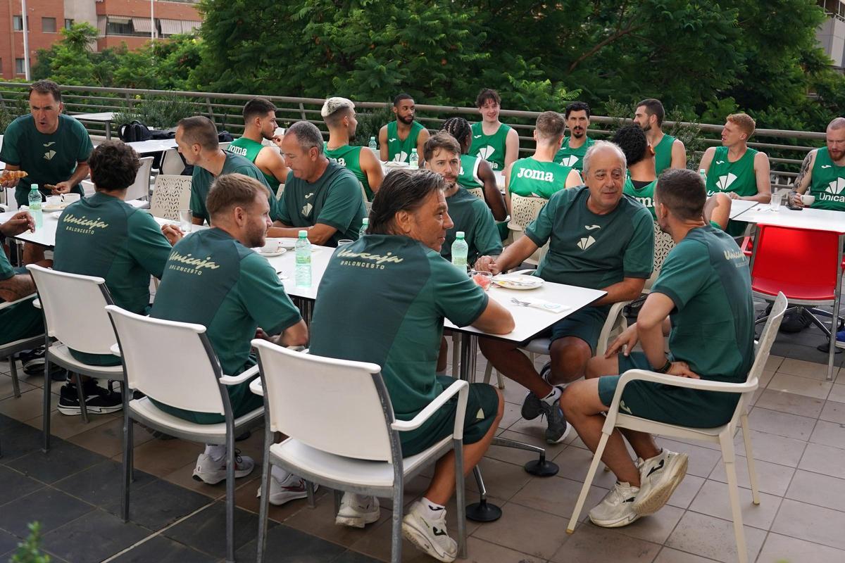 La plantilla estuvo casi al completo, solo con la ausencia de Amine Noua, convocado con Francia.