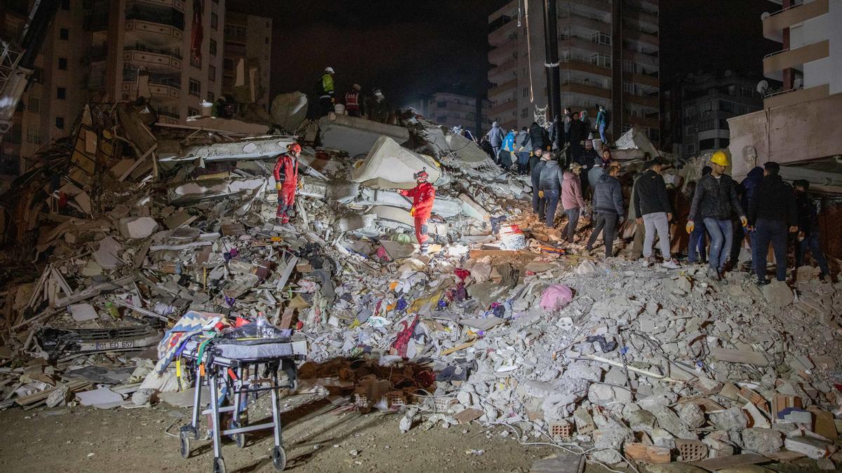 Edificio derrumbado durante los terremotos en Turquía