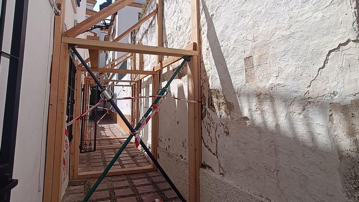 Una de las fachadas de La Trinidad, apuntalada esta semana para evitar que el convento se viniera abajo