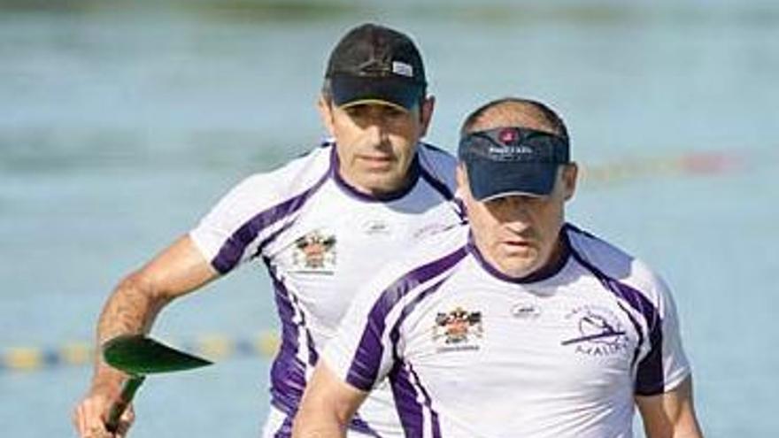 Miguel Ángel Valdés, a la izquierda, durante una competición en Pontevedra.