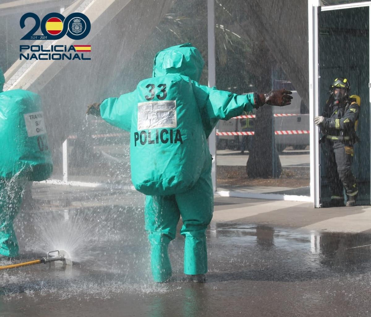 Dos Tedax-NRBQ descontaminándose tras una intervención con material químico