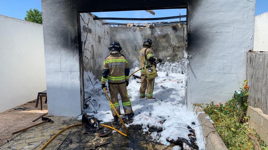 Alerta por el incendio del almacén de una casa de campo en Ibiza