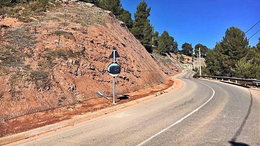 Xarxa metàl·lica de protecció a la carretera de Castellnou de Bages