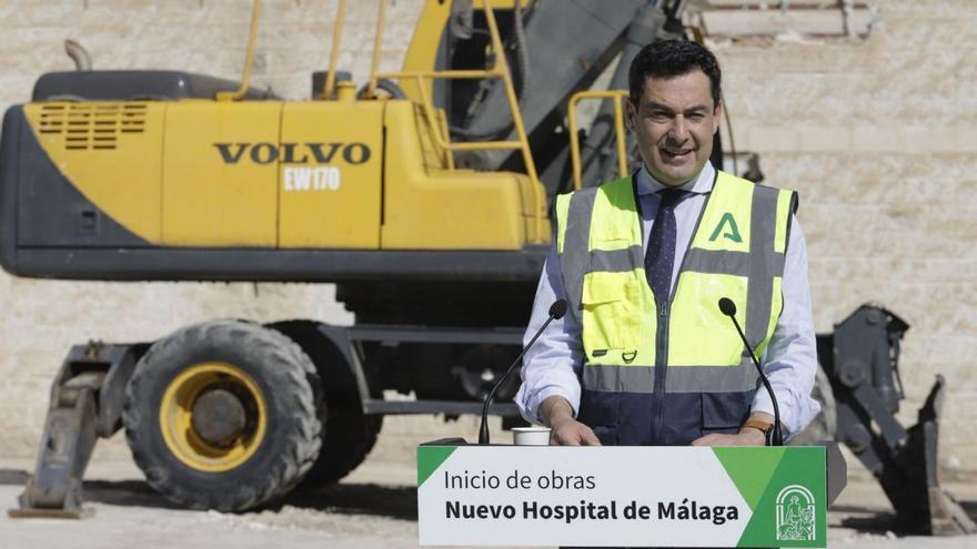 El presidente de la Junta, Juanma Moreno, durante la visita que hizo en 2022 a los terrenos del tercer hospital.