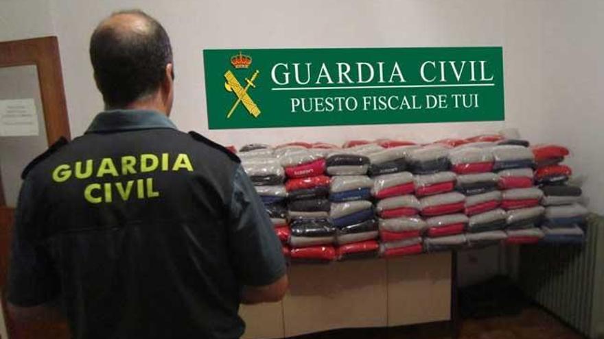 La Guardia Civil se incauta de 130 prendas deportivas falsificadas en Ponteareas