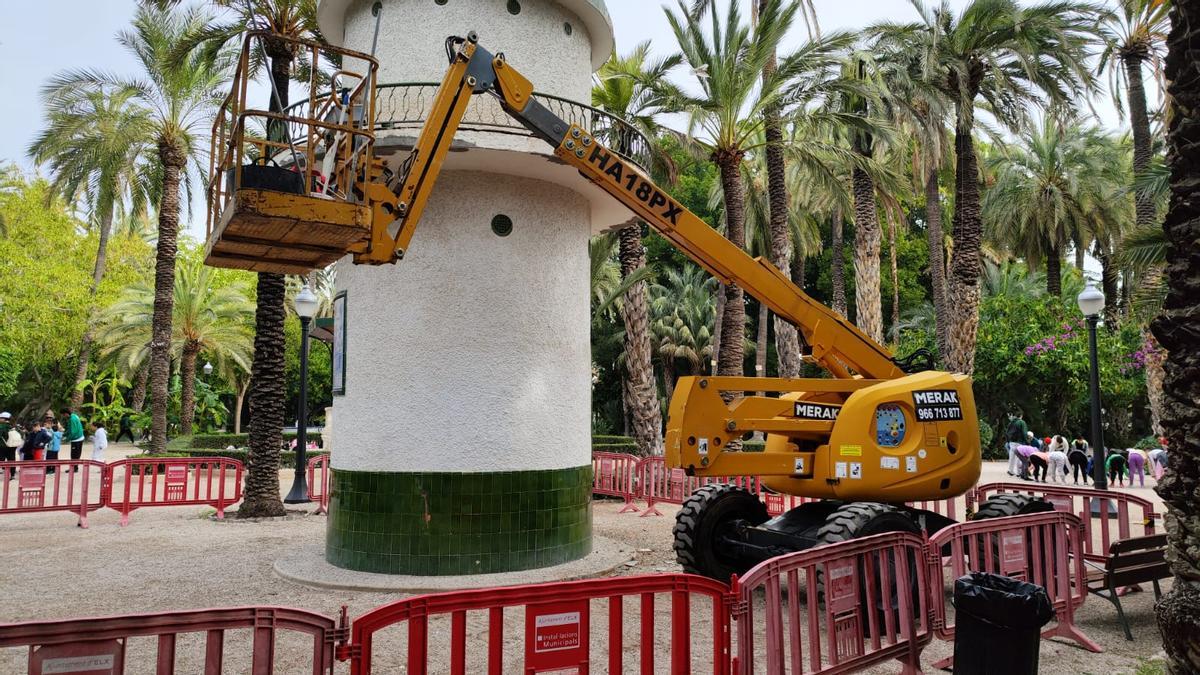 Grúa este jueves sobre el palomar del Parque Municipal de Elche