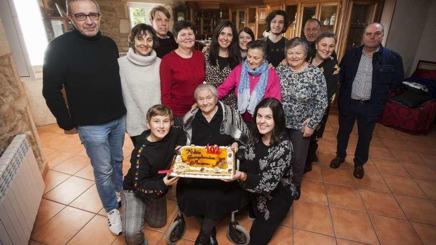 La centenaria Flora Otero Nogueira celebró ayer sus 102 años rodeada de los suyos. // Bernabé / Cris M.V.