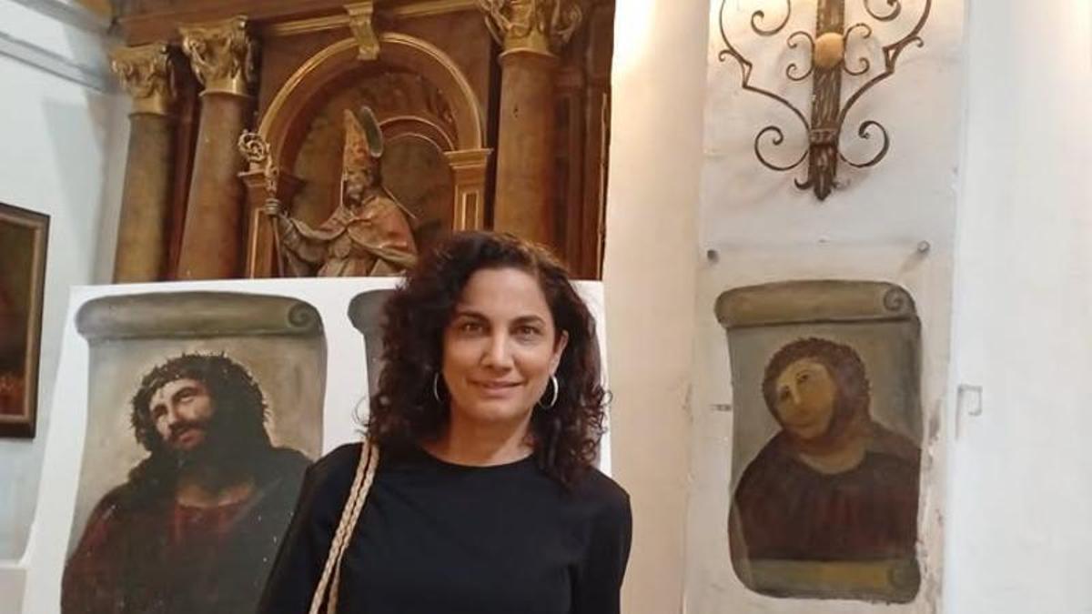 Toni Acosta con el Ecce Homo de Borja, este sábado.