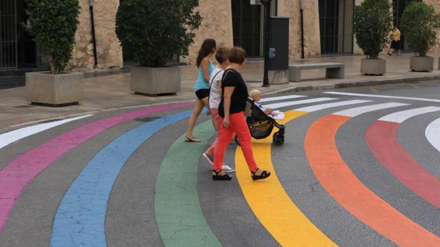 La polémica de las señales  llega a los pasos de cebra con el arcoíris del Orgullo Gay