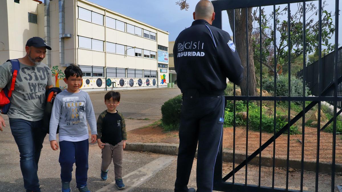 Vigilante de seguridad en lugar de portero en un colegio de Córdoba.