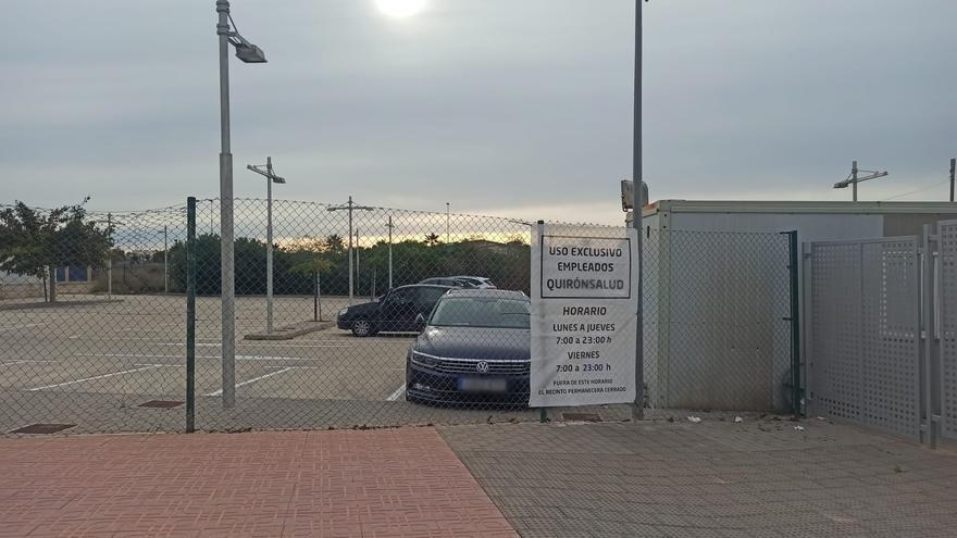 Aparcamiento exclusivo para empleaos de un hospital privado en el suelo público del auditorio internacional de Torrevieja