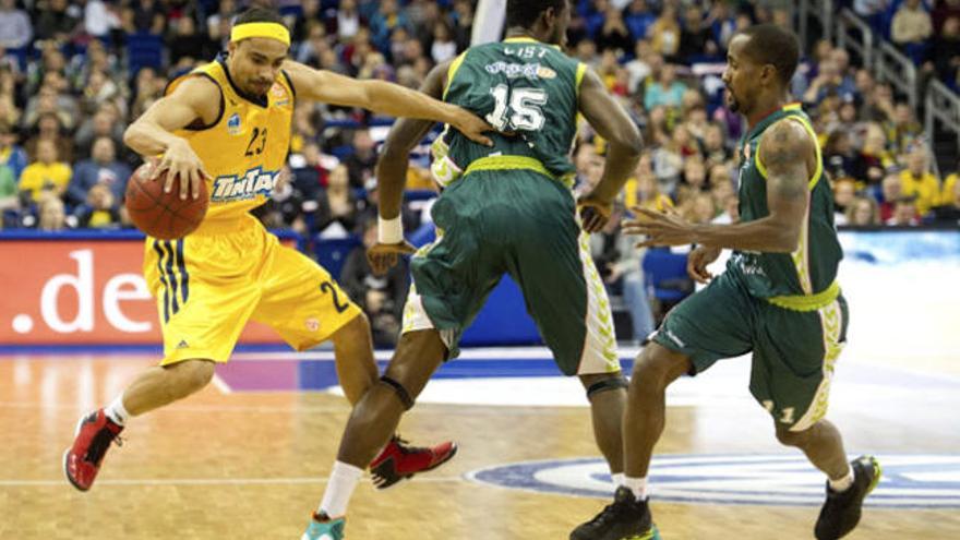 DaShaun Wood (i), del Alba Berlín, intenta controlar el balón ante el base estadounidense Earl Calloway (d) y el ala-pívot estadounidense James Gist (c), ambos del Unicaja de Málaga, durante el partido de la Euroliga de baloncesto que enfrentó a los citados equipos en Berlín, Alemania, hoy, jueves 6 de diciembre de 2012.