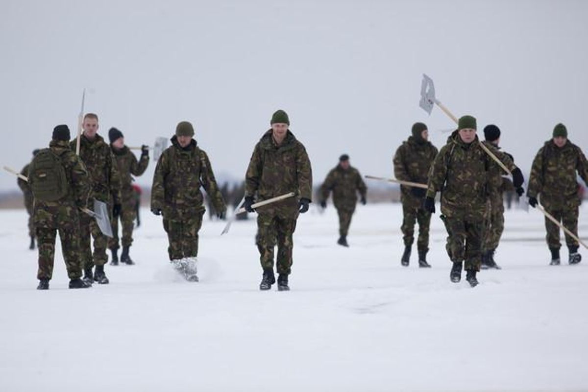 Soldats holandesos tornen als seus vehicles després de retirar la neu en un llac a prop de Woudsend, al nord d’Holanda.