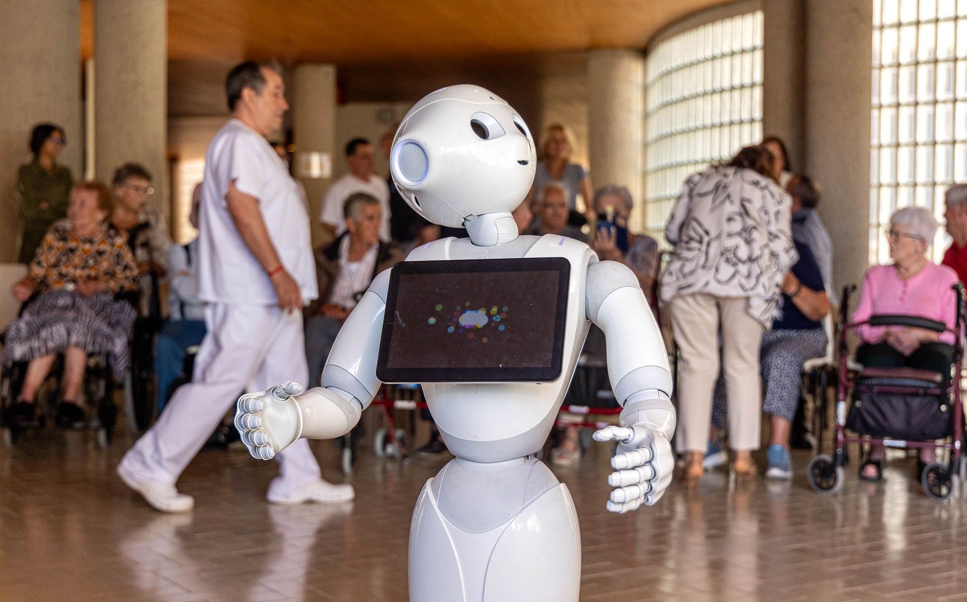 Un humanoide y un perro robot en el Hogar Provincial de Alicante