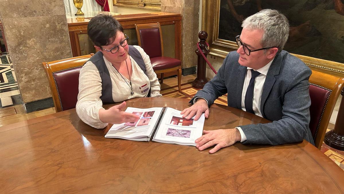 Adela Alba y el senador republicano.