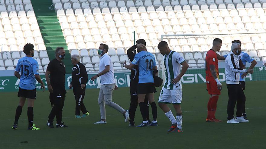 Saludo entre los jugadores de los dos equipos.jpeg