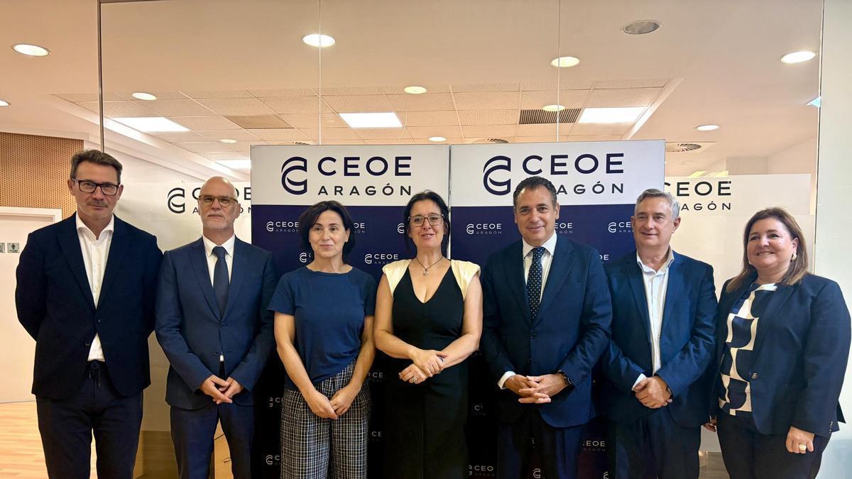 La consejera de Economía, Competitividad y Empleo, Eva Valle, en el centro, junto al presidente de CEOE Aragón, Benito Tesier, antes de la Asamblea General Ordinaria.