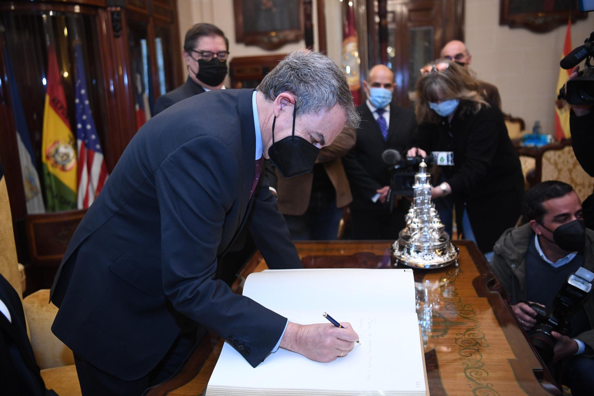 El expresidente Zapatero, recibido en A Coruña por la alcaldesa