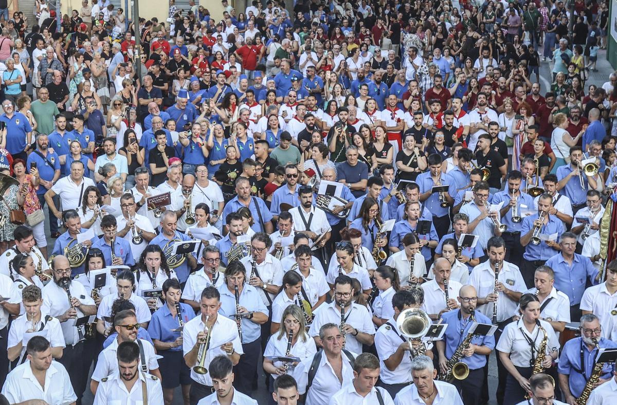 La Entrada de Bandas del pasado año 2024 contó con una amplia asistencia.