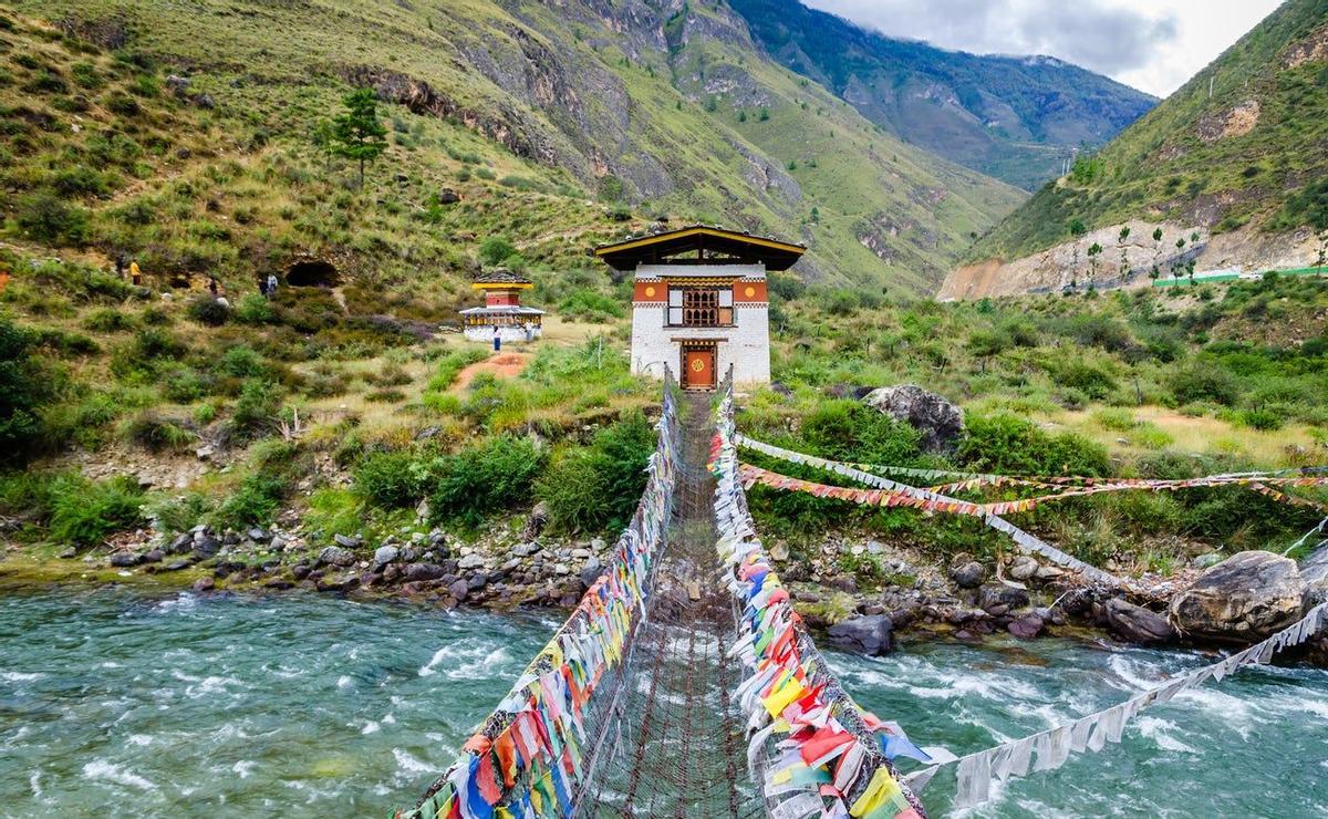 Puente hacia el monasterio de Tachog Lhakhang, Bután