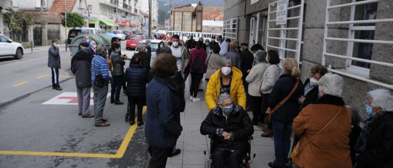 Usuarios, el martes, esperando por la vacunación en Moaña. |   // G.N.