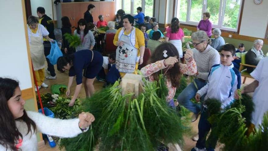 Niños del colegio de Abelendo junto a los mayores del centro de Afamo.  // Gonzalo Núñez