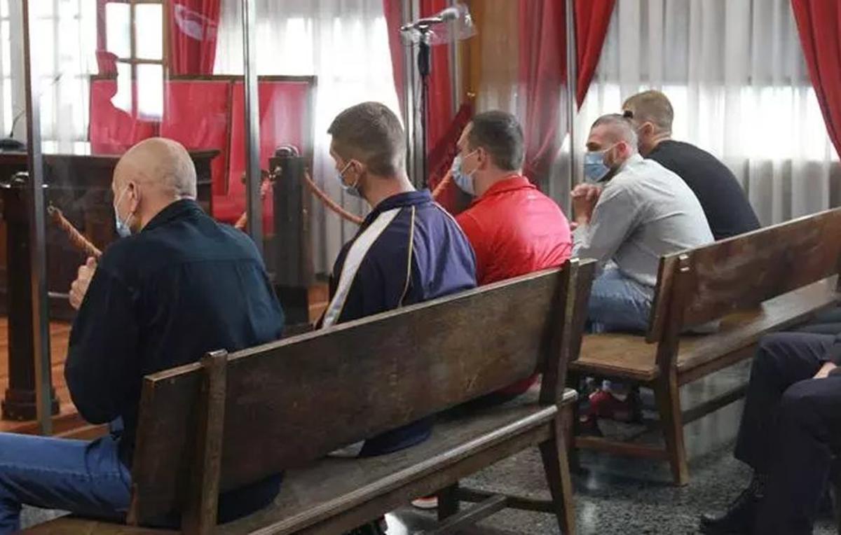 Cinco de los siete implicados que en 2022 aceptaron 2 años de pena. | IÑAKI OSORIO