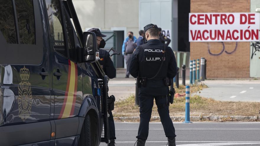 Policías nacionales acceden a un centro de vacunación.