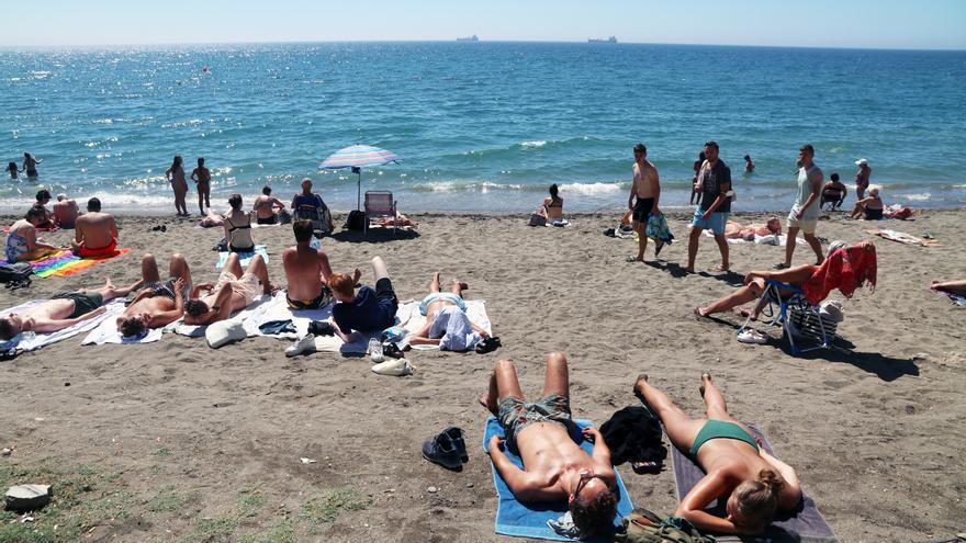 Bañistas y turistas disfrutan de un día en la playa de La Malagueta.