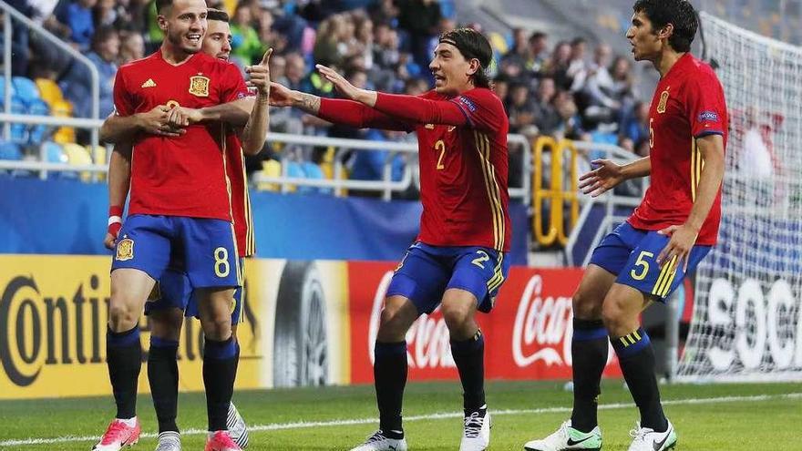 Los jugadores de la selección española sub-21 celebran un gol ante Macedonia. // RFEF