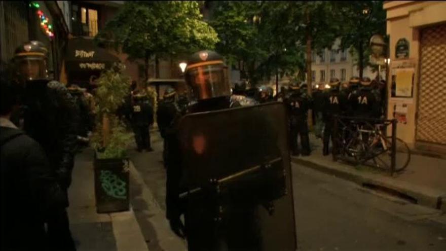 Disturbios en francia con un grupo de manifestantes que logró saltarse el cordón policial en la noche electoral