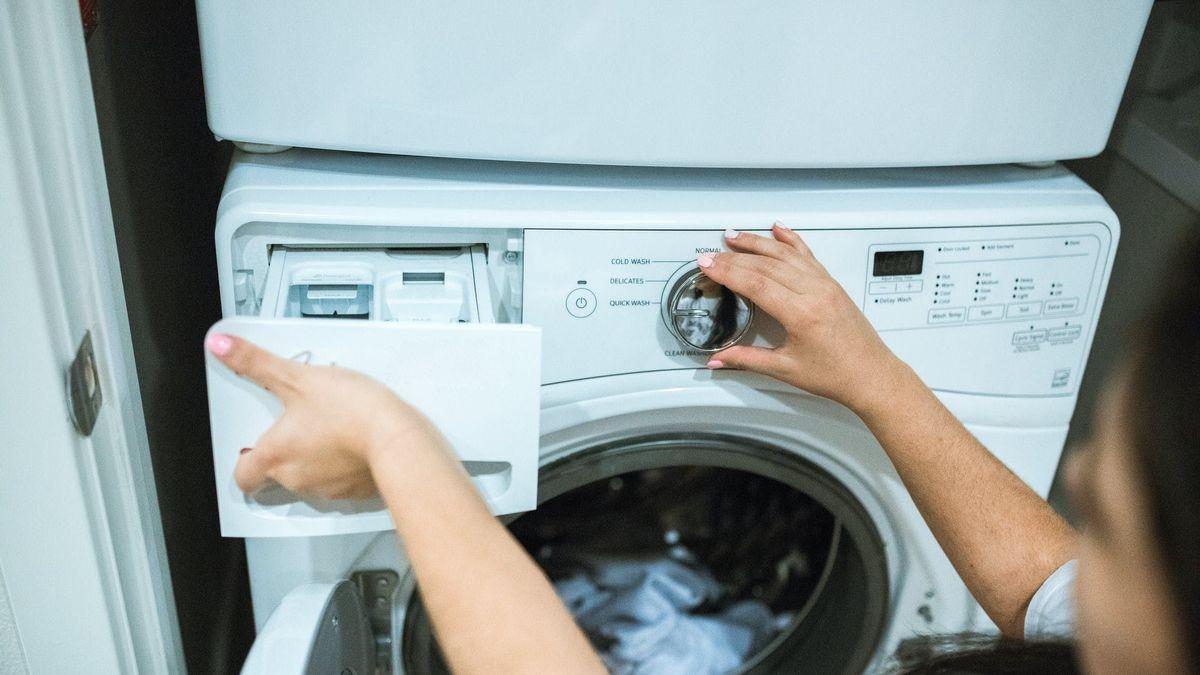 Lavar ropa a máquina en la lavandería doméstica, nueva tendencia