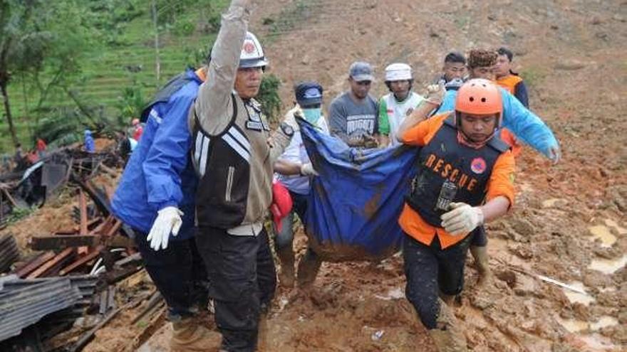 Nueve muertos y 34 desaparecidos en un corrimiento de tierra en Indonesia